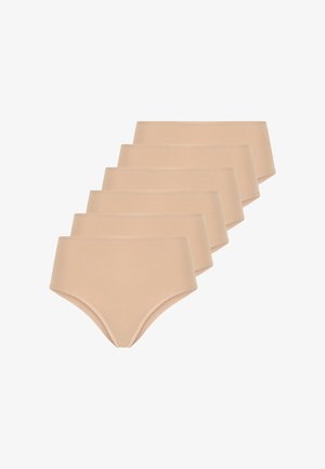 Sei mutandine beige da donna a vita alta senza cuciture impilate diagonalmente su uno sfondo bianco.