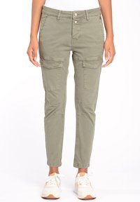 Olivově zelené cargo kalhoty s přiléhavým střihem, s předními kapsami, bočními cargo kapsami a manžetami na kotnících. Vyrobené z odolné tkaniny.