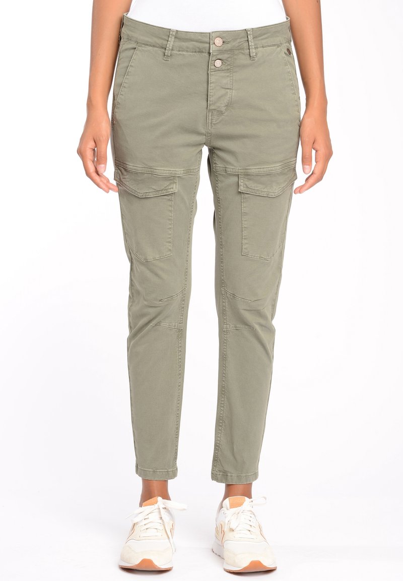 Olijfgroene cargobroek met een slim fit ontwerp, voorzien van voorzakken, zijcargozakken en beneden omslagen. Gemaakt van duurzame stof.