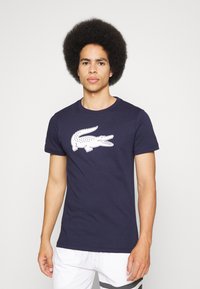 Lacoste Sport - PRINTED - T-Shirt sport - navy blue/white Immagine in miniatura 1