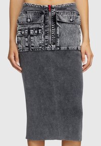 Denim and ribbed fabric hybrid skirt in gray. Features two front pockets, a zip closure with a red accent, and a fitted design.