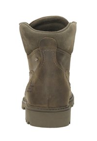 Bota de cuero marrón con punta redonda y tacón alto, que presenta una textura suave, detalles de costura y una suela de goma duradera.