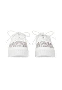 Zapatillas blancas con panel de tela texturizada, punta redondeada y suela blanca gruesa con ranuras horizontales. Diseño clásico con cordones.