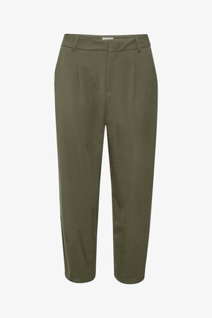 Oliva zöld, szabott nadrág, pliszírozott részletekkel, rövidített hosszúság, lapos elülső rész és klasszikus derékrész. Simább textúra minimális részletezéssel.