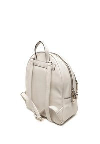Zaino in pelle grigia chiara con forma arrotondata, chiusura a doppia cerniera, spallacci regolabili e due tasche laterali. Texture liscia e design minimalista.