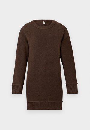 Brązowy sweter z długim rękawem, pleciony, z prążkowanymi mankietami, dołem i okrągłym dekoltem, wyeksponowany na białym tle.