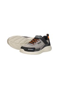 Zapatillas deportivas impermeables con parte superior de malla gris, acentos negros, cordones naranjas y una suela blanca acolchada que presenta un patrón de banda de rodadura texturizado.
