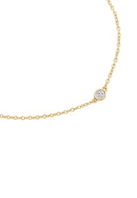 Collar de cadena de oro con un único diamante redondo como adorno, eslabones texturizados y diseño minimalista.