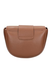 Borsa in pelle marrone con fondo arrotondato, parte superiore piatta e chiusura magnetica. La texture è goffrata, aggiungendo interesse visivo al design.