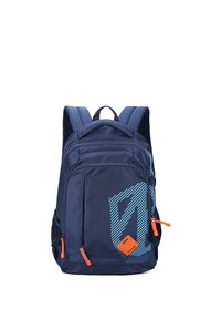 Zaino blu navy con un motivo geometrico, dettagli in arancione sulla cerniera, spallacci imbottiti e maniglia di trasporto superiore. Costruzione in tessuto resistente.