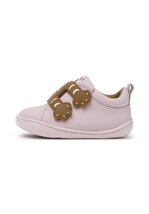 Chaussure pour tout-petit rose clair avec semelle souple et deux brides décoratives marron en velcro en forme de pattes sur fond blanc.