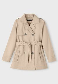 Trench beige avec boutons croisés, ceinture et poches avant. Comprend un col cranté et des épaulettes. Fabriqué en matériau léger.