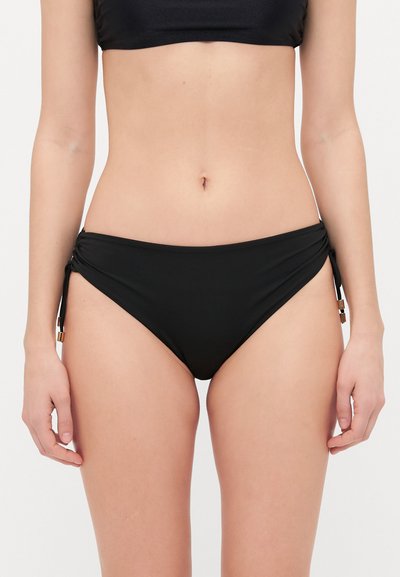 Bas de bikini noir avec des liens sur les côtés, présentant une texture lisse et un design ajustable. Sa forme échancrée crée une silhouette élégante.