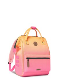 Multicolore rugzak met een oranje naar roze gradient, van stof, met een handvat aan de bovenkant, verstelbare schouderbanden en een voorkruipzak met rits.