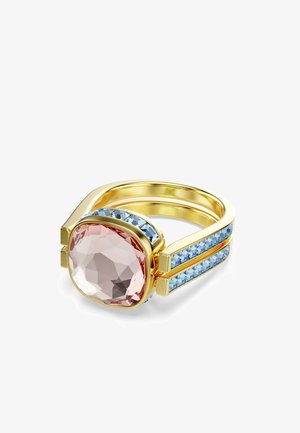 Goldener Ring mit einem großen rosa kissenförmig geschliffenen Edelstein und zwei Reihen kleiner blauer Edelsteine entlang des geteilten Rings.