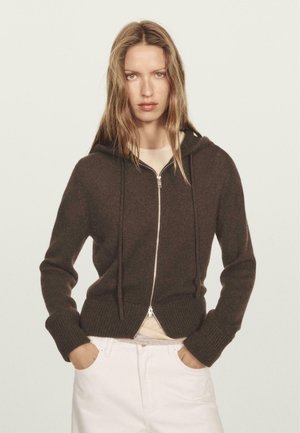 Brun zip-up hoodie med en texturerad stickad design, ribbade ärmmuddar och nederkant. Har en huva med snören och en framfickezip.