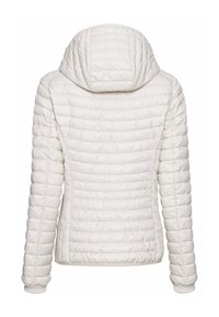 Hvid quiltet pufferjakke med hætte, der har et strømlinet design, lodret syning og ribbede manchetter. Glat, letvægtsmateriale.
