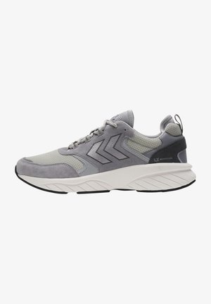 Grijze sportieve schoen met een combinatie van mesh en suede materialen, een gestructureerde grijze zool en zijaccenten met een chevronontwerp. Lichtgewicht ontwerp.