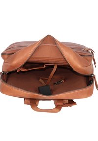 Mochila de cuero marrón con un acabado texturizado, que cuenta con un interior espacioso, un bolsillo con cremallera y un clip seguro para accesorios.