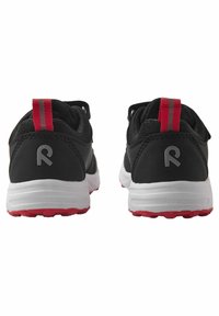 Czarne buty sportowe z siateczkową cholewką, białą podeszwą środkową, czerwoną podeszwą zewnętrzną oraz kontrastującymi czerwonymi paskami na pięcie. Na tylnej części znajduje się logo.