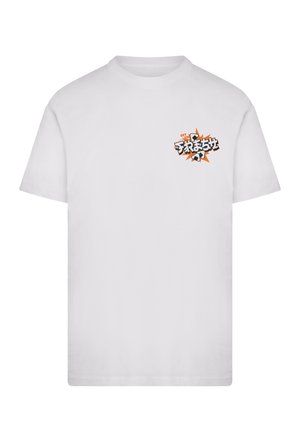 Fehér rövid ujjú póló kis színes képregény-stílusú grafikával és a bal felső mellrészen "GET HIM" felirattal és japán karakterekkel.