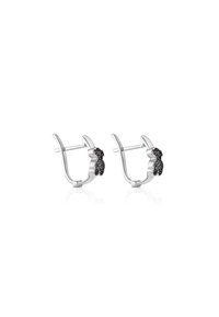 Pendientes de aro de plata con un diseño único de lazo que presenta piedras de acento negras. Acabado liso y brillante con un respaldo de poste seguro.