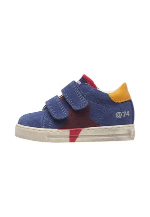 Sneaker da bambino in pelle scamosciata blu con dettaglio stella rossa, toppa gialla sul tallone, due cinturini in velcro e suola bianca con accento rosso e testo "@74".