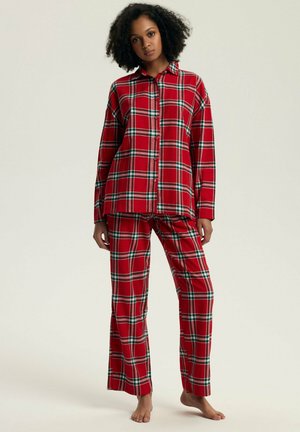 Czerwony zestaw piżamowy w kratkę z długim rękawem, z koszulą zapinaną na guziki i pasującymi spodniami, z białymi i zielonymi akcentami w wzorze kratki. Miękka tkanina.