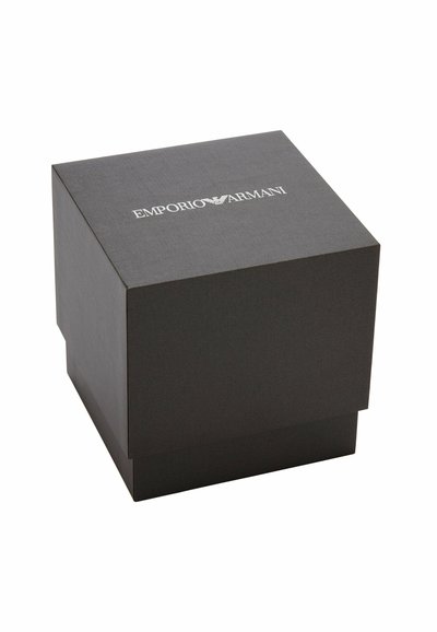 Boîte carrée noire en papier texturé, arborant un logo blanc "Emporio Armani" sur le dessus. Design simple avec un couvercle.
