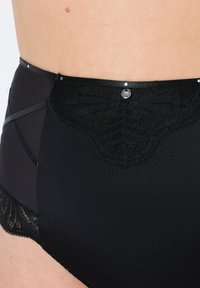 Hoge taille zwarte slipjes met kantdetails, een ingewikkeld patroon aan de voorkant en decoratieve zilveren studs langs de tailleband.