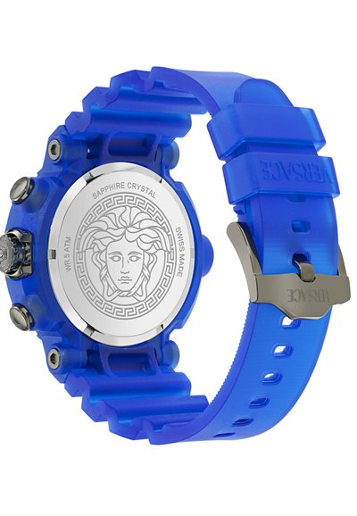 Modrý silikonový náramkový hodin s pozlaceným zadním víkem, na kterém je vyryta hlava Medúzy, text "Sapphire Crystal," "Swiss Made" a "WR 5 ATM."