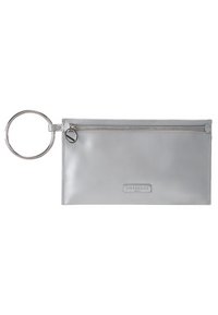 Grå läderpås med dragkedjestängning, utrustad med en silverfärgad metallring och ett präglat logotyp på framsidan. Slät yta, minimalistisk design.