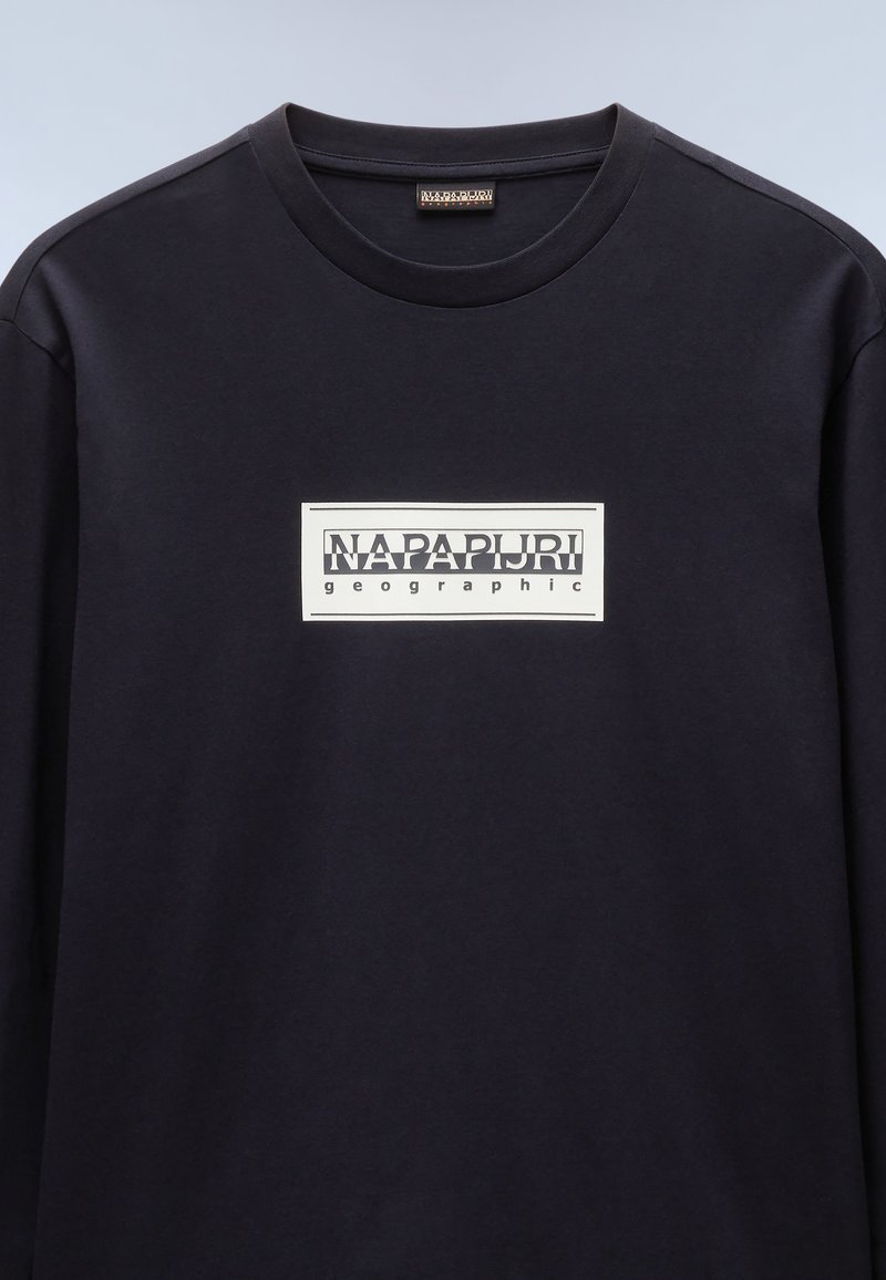 T-shirt nero a maniche lunghe realizzata in cotone, caratterizzata da una grafica rettangolare bianca con il testo "NAPAPIJRI geographic" in uno stile di font sovrapposto.