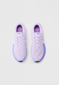 Ανοιχτό μωβ αθλητικά παπούτσια Nike με επάνω μέρος από διχτυωτό υλικό, λευκό λογότυπο σφουγγαρίσματος, μωβ λεπτομέρειες, επίπεδα κορδόνια και υφή από καουτσούκ στη σόλα.