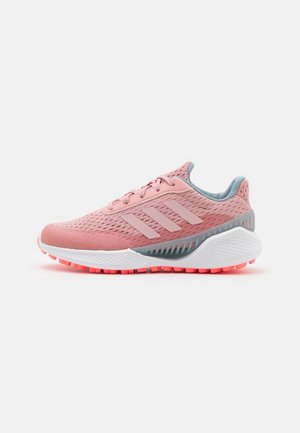 Pinkfarbener Adidas Laufschuh mit Mesh-Obermaterial, drei Streifen an der Seite, weißer und grauer Sohle und korallenfarbener Profilsohle darunter.