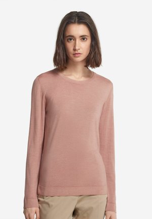 Maglione rosa chiaro a maniche lunghe in morbido tessuto a maglia, con scollatura rotonda e polsini e orlo a coste, abbinato a pantaloni beige.