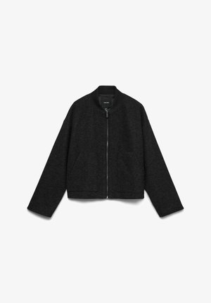 Fekete gyapjú bomber dzseki elülső cipzárral, bordázott gallérral és két első zsebbel, fehér háttéren bemutatva.