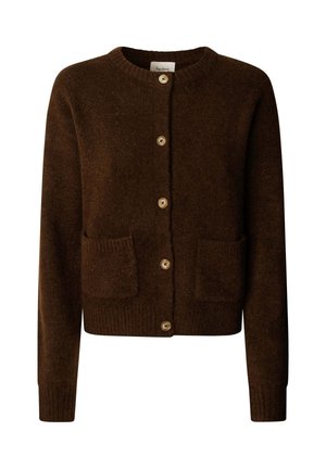 Cardigan en tricot marron avec un col rond, cinq boutons et deux poches avant, présentant des poignets et un ourlet côtelés pour ajouter de la texture.
