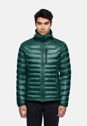 Groene geïsoleerde pufferjack met horizontaal gestikt ontwerp, hoge kraag, ritssluiting aan de voorkant en een klein ritsvak op de borst.
