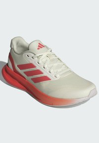 Buty biegowe z jasnobeżową siateczką i koralowymi akcentami. Posiadają trzy czerwone paski na overlayach, wyściełany kołnierz i amortyzację Cloudfoam.