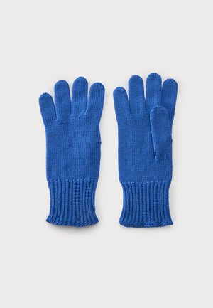 Par de guantes tejidos azules con puños acanalados colocados planos sobre un fondo blanco.