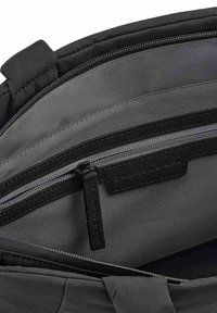 Musta kangaskassi sisepind halli voodriga, varustatud lukustatava sektsiooniga ja tekstureeritud aksessuaartagiga. Sile pind, sujuv disain.