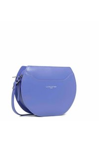 Borsa a spalla in pelle di colore lavanda, con forma arrotondata, texture liscia e cuciture a contrasto. Presenta un dettaglio del logo in argento.