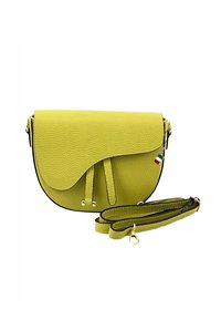Limoengroen leren schoudertas met een gebogen klep, decoratieve banden en gouden hardware; inclusief een afneembare, bijpassende schouderband.