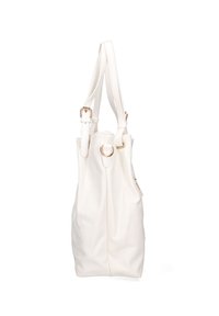 Sac fourre-tout en cuir blanc avec une finition texturée, deux poignées fixées par des accessoires dorés et une poche zippée sur un côté.