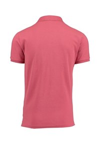 Růžový polo tričko s krátkým rukávem, které se vyznačuje texturovanou tkaninou, límečkem a rovnými lemy. Má jednobarevný design bez vzorů nebo ozdob.