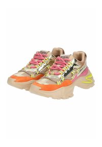 Sneakers in rete color oro, arancione, rosa e giallo neon, con una suola spessa, lacci e dettagli metallici con una finitura testurizzata.