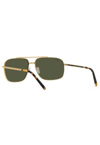 Occhiali da sole quadrati con lenti verde scuro, montatura in metallo dorato e aste con motivo tartarugato. Presenta un design a doppio ponte.
