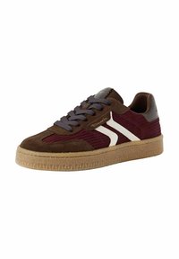 Sneaker in suede marrone con pannelli in corduroy bordeaux e dettagli bianchi. Presenta lacci rotondi e una suola in gomma testurizzata. Design low-top.