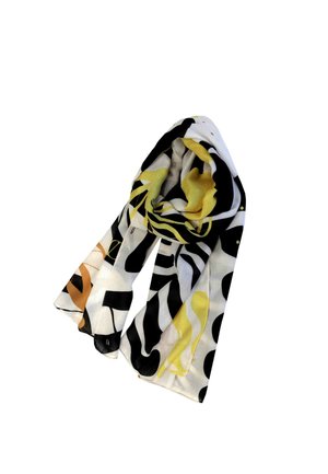 Pañuelo ligero con patrones abstractos en negro, blanco, amarillo y marrón, dispuesto en un estilo enrollado y drapeado de forma suelta.